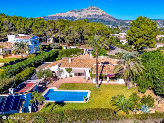 Casa la Lluca Jávea en España, Costa Blanca, Jávea - villa Casa La Lluca está en una sola planta y está rodeada por un hermoso jardín plano