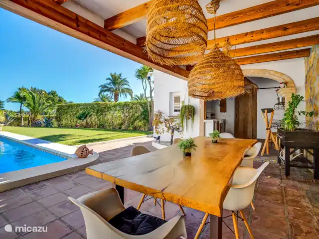Casa la Lluca Jávea en España, Costa Blanca, Jávea - villa Coma afuera en la mesa del jardín cerca de la cocina al aire libre, incluida la barbacoa