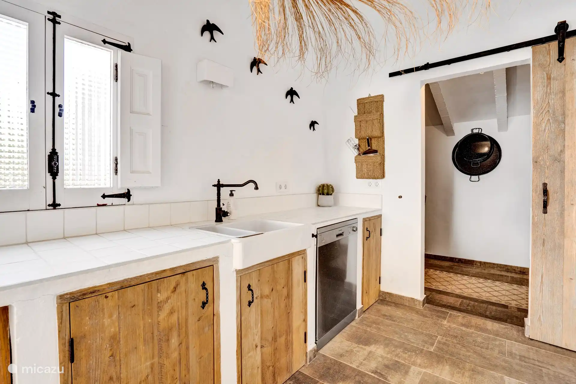 Außenküche mit Kühlschrank, Gefrierschrank und Grill