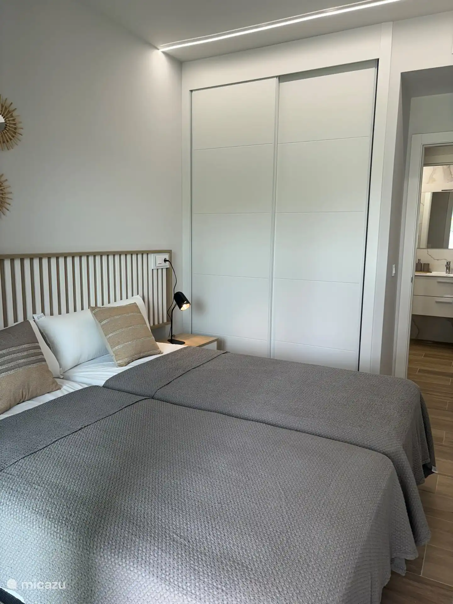 Facile à glisser ensemble pour obtenir un lit pour 2 personnes de 180x200 cm.