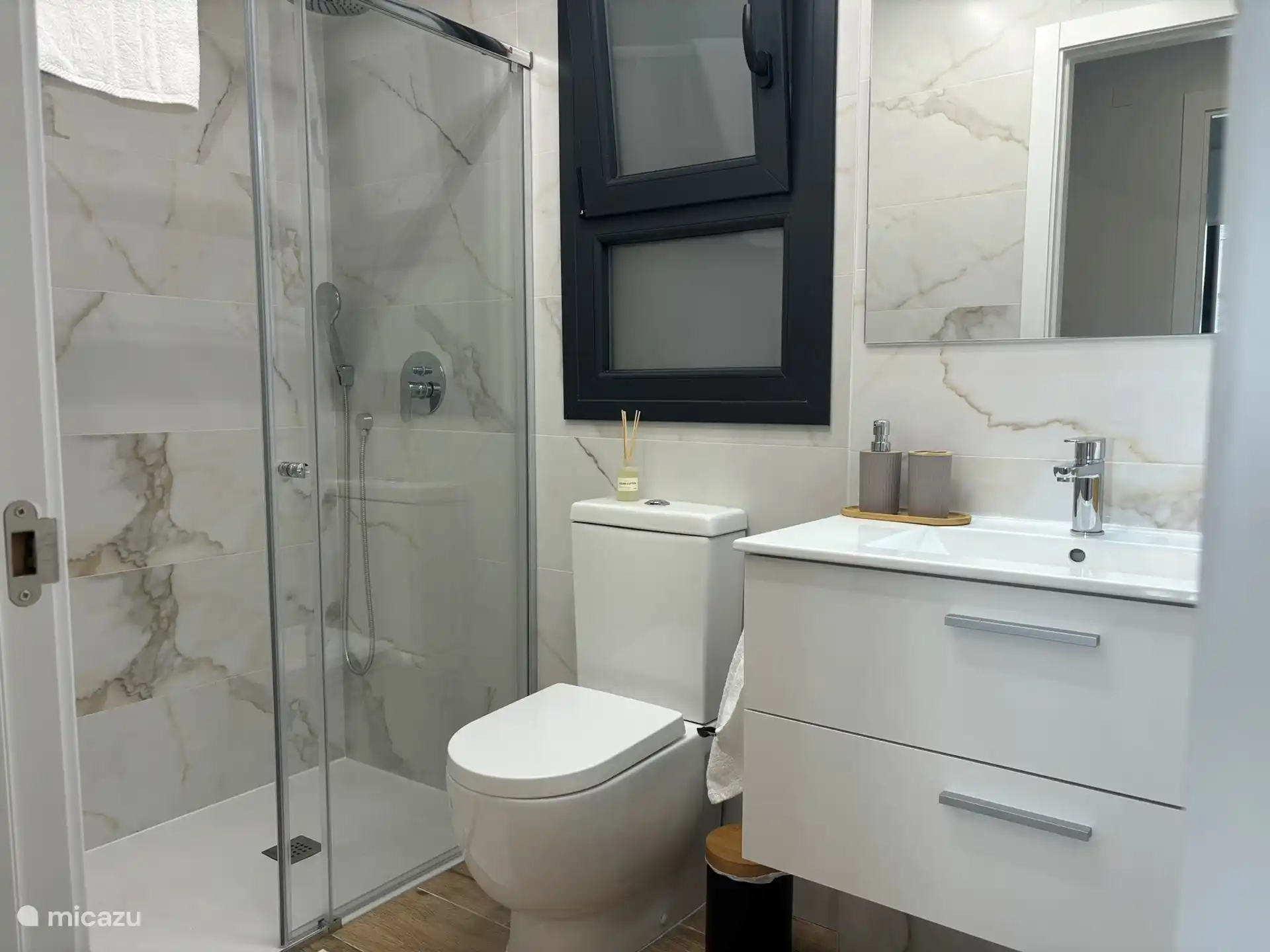 La deuxième salle de bain pour la deuxième chambre et pour les invités.