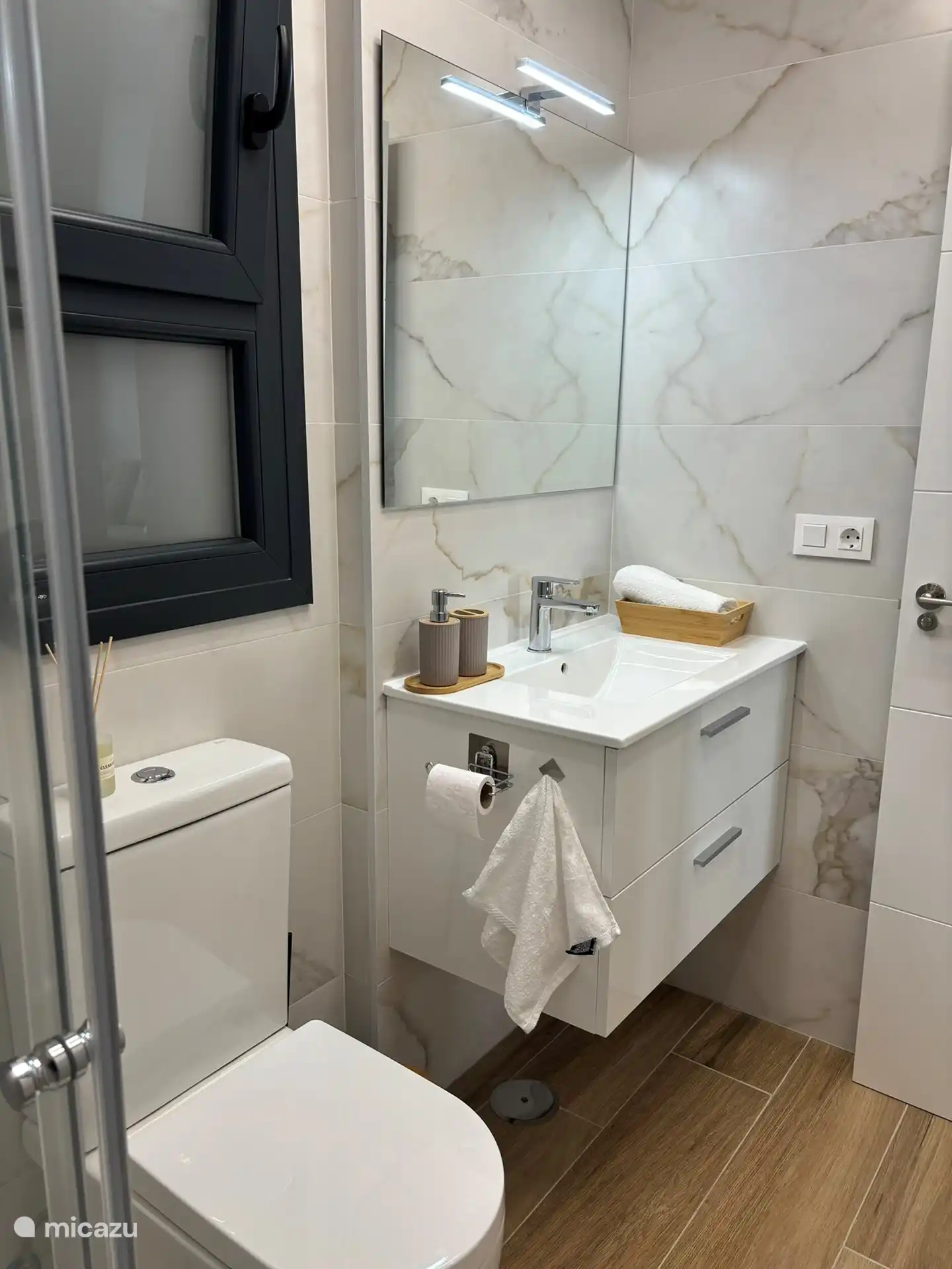 La deuxième salle de bain dispose également d’une douche à l’italienne spacieuse, de toilettes et d’un lavabo.