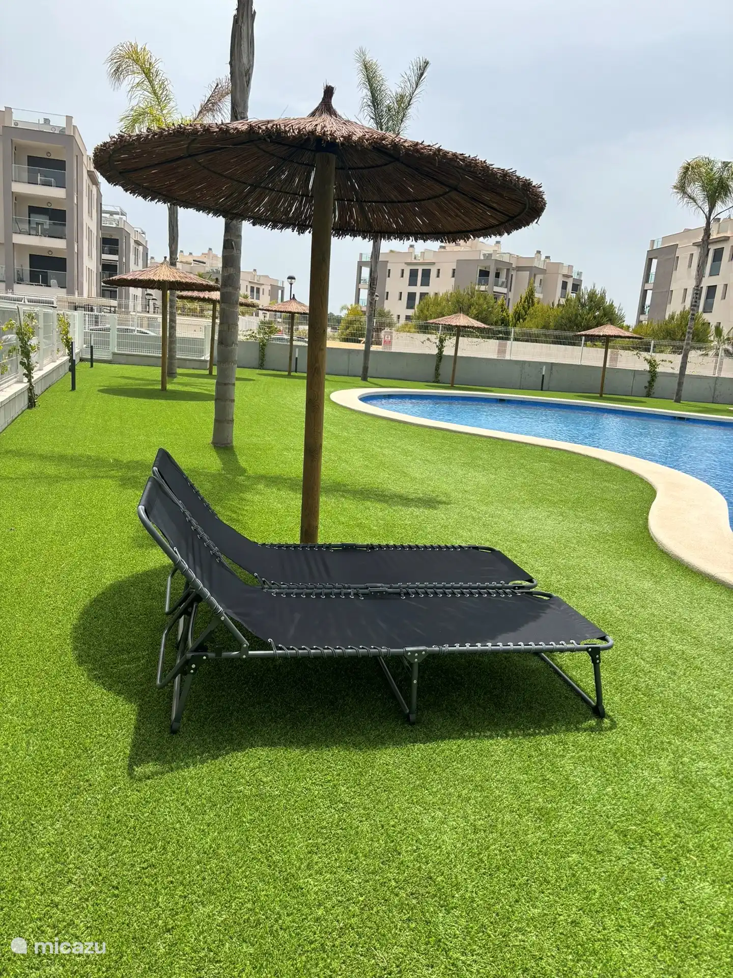 Ces chaises longues appartiennent à l’appartement, mais peuvent être emportées à la piscine.