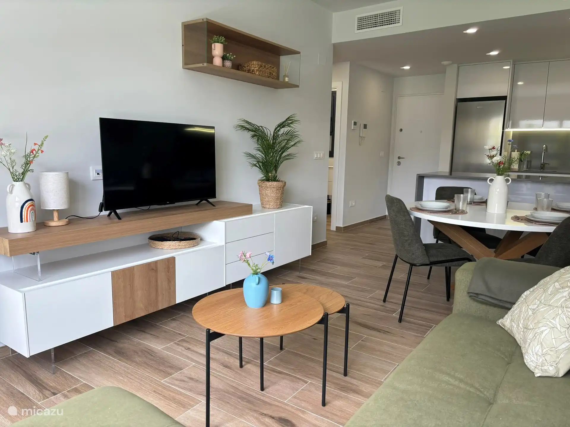 Le salon confortable avec une table à manger spacieuse et un canapé confortable (de couchage).