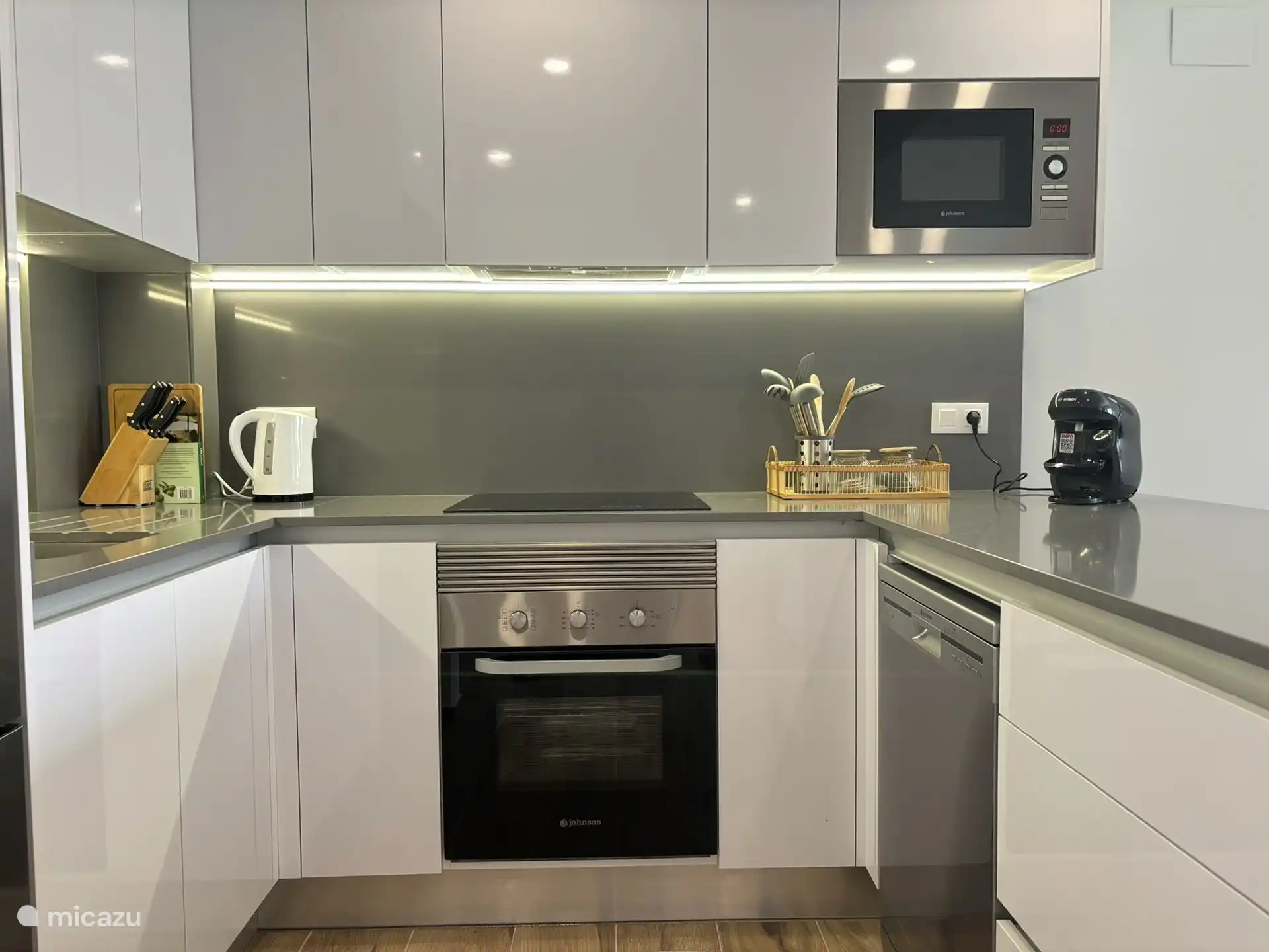 Cuisine spacieuse avec tous les appareils nécessaires.