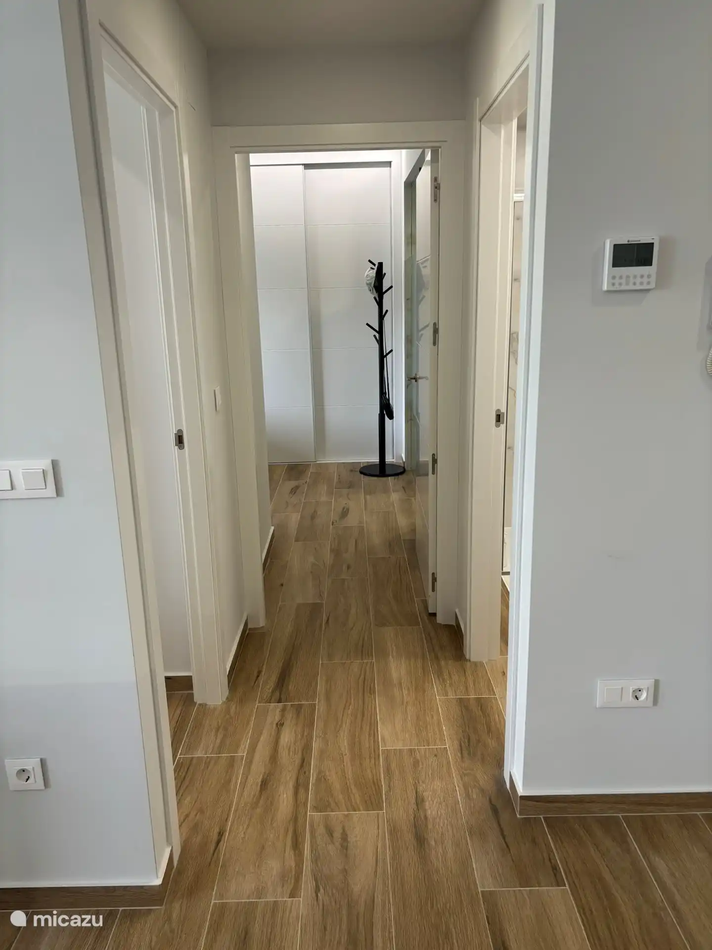 Le couloir menant aux chambres et aux salles de bains.