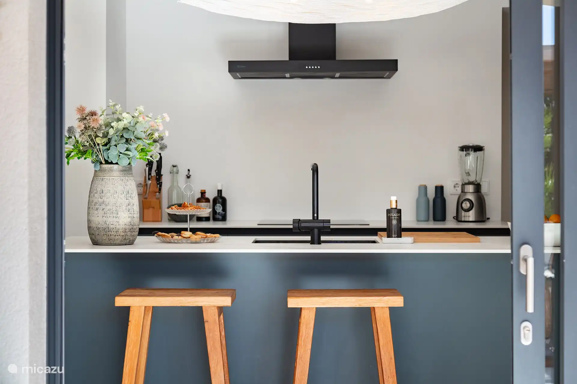 Chaises de bar sur l’îlot de cuisine