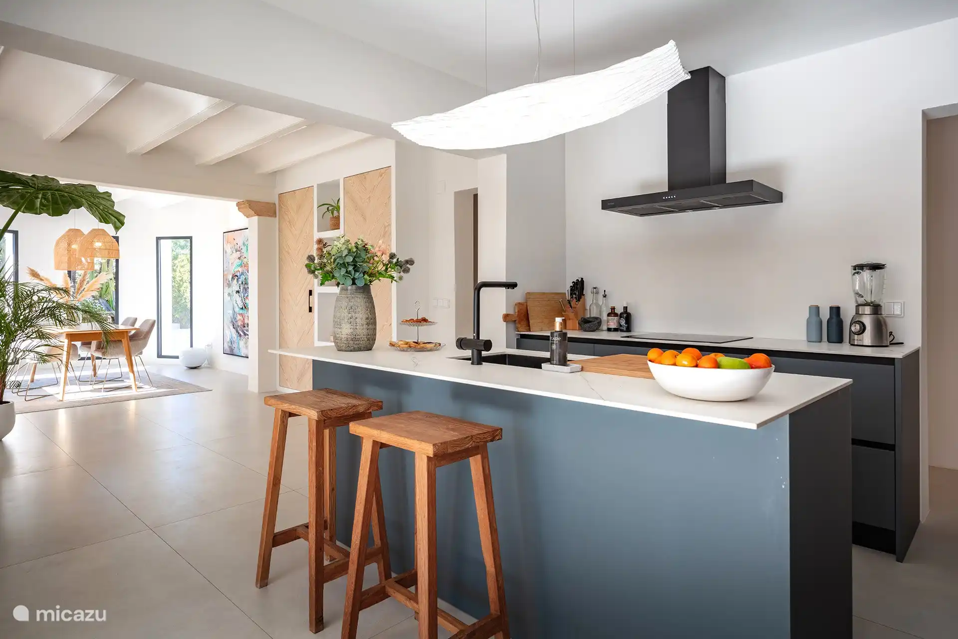 La cuisine ouverte est située à côté du salon et de la salle à manger