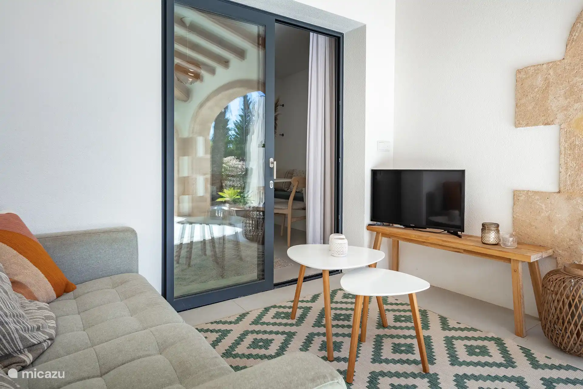 Salon en naya avec télévision