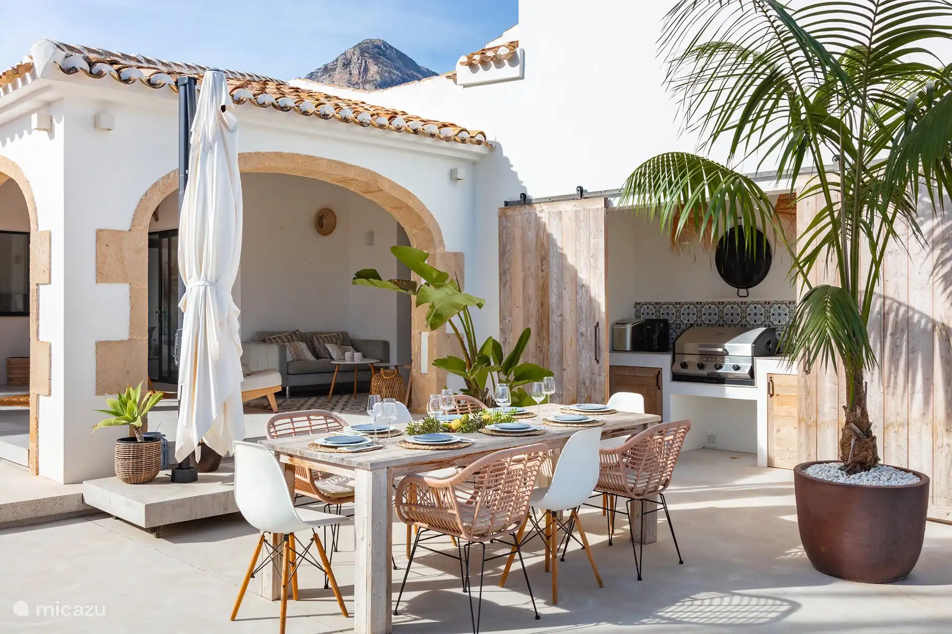Salle à manger extérieure avec cuisine extérieure