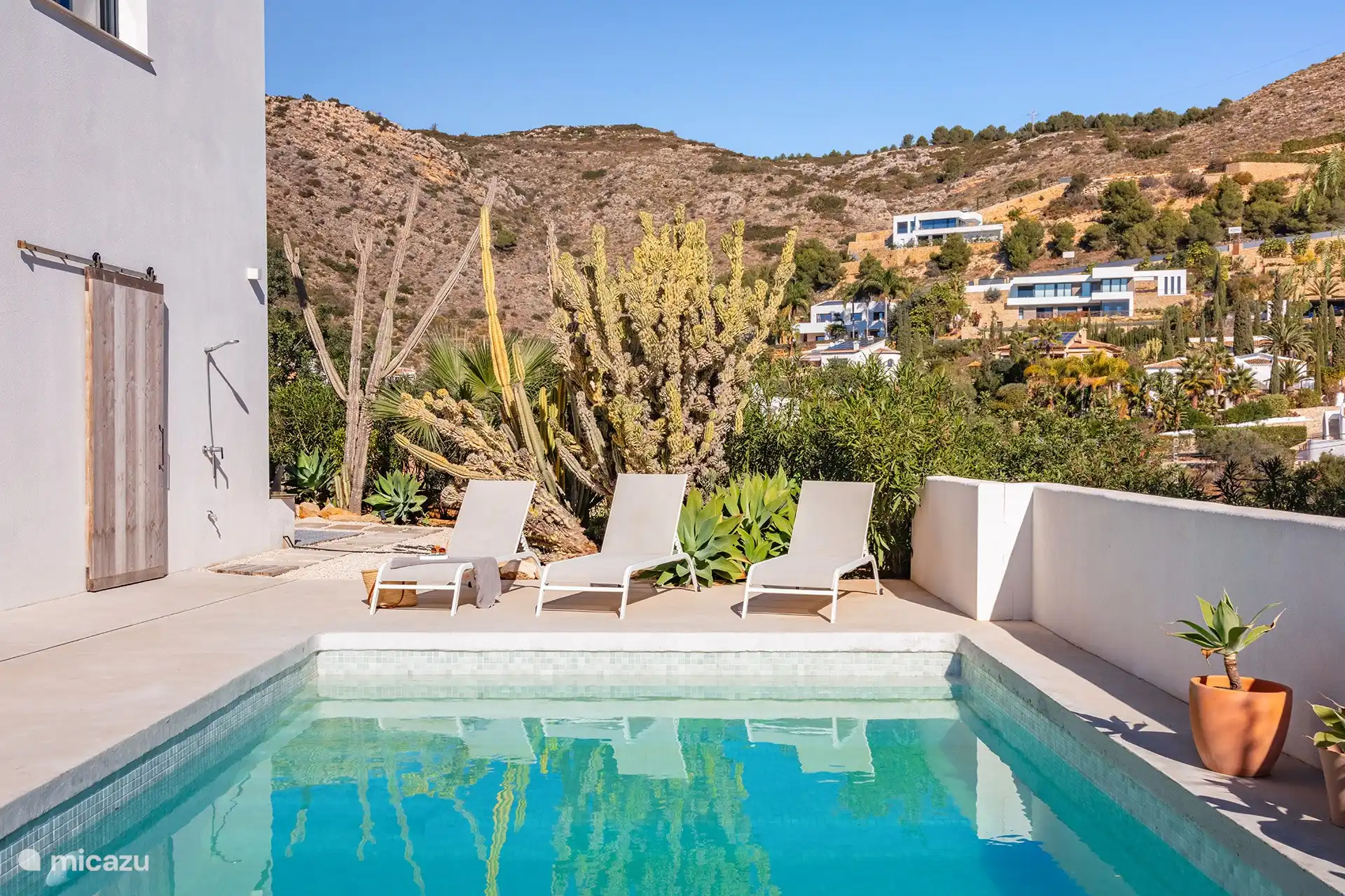 Chaises longues au bord de la piscine