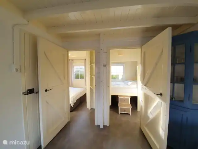La jeune Jelle | Pays-Bas, Frise, Terherne - cabane en bois / lodge Une des chambres dispose d'un lit box avec un lit de 200 x 160 cm