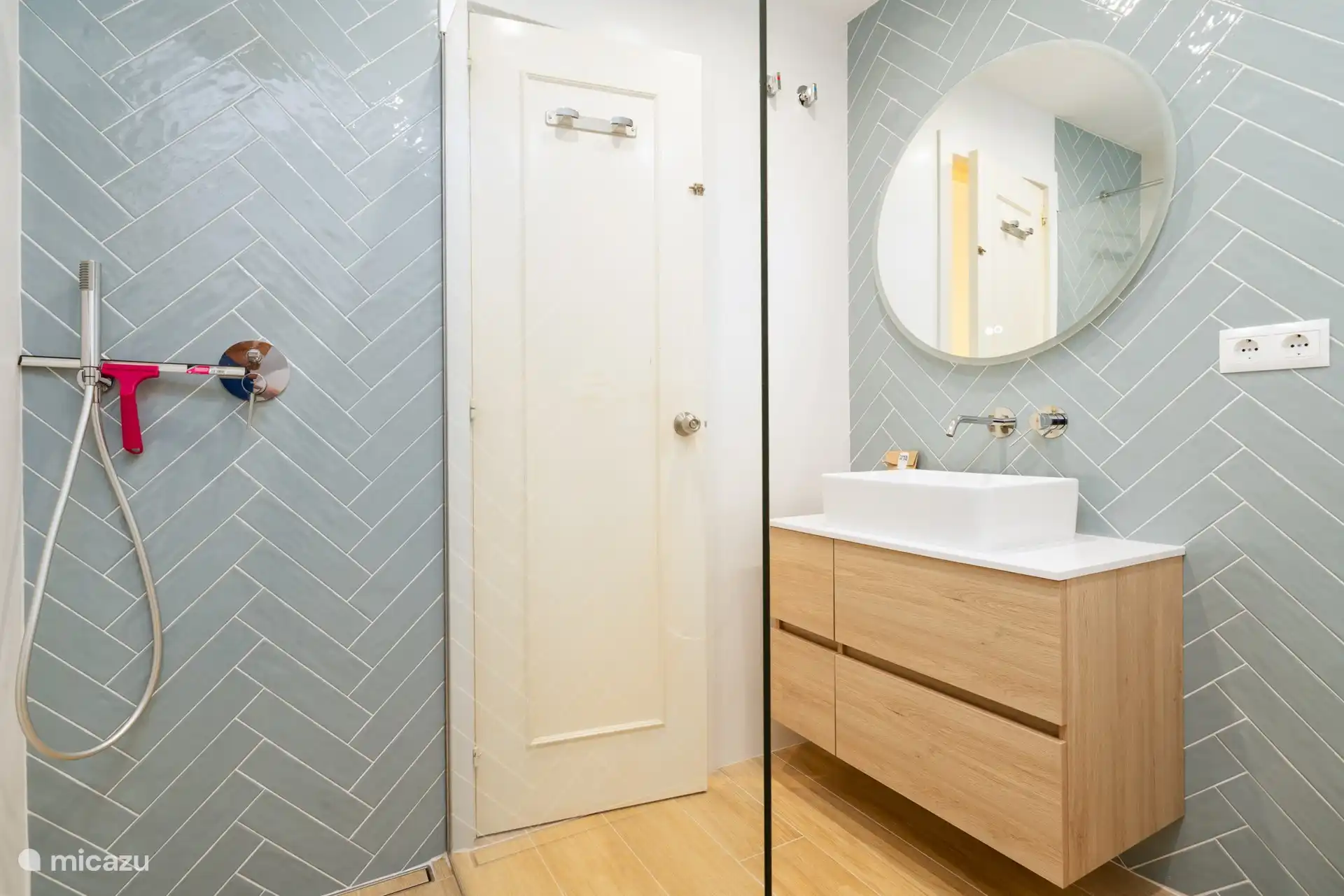 Bathroom 1, with shower