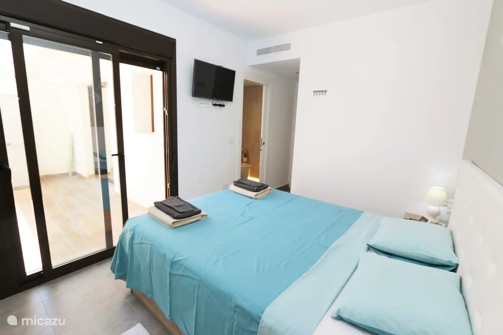 Schlafzimmer mit Doppelbett