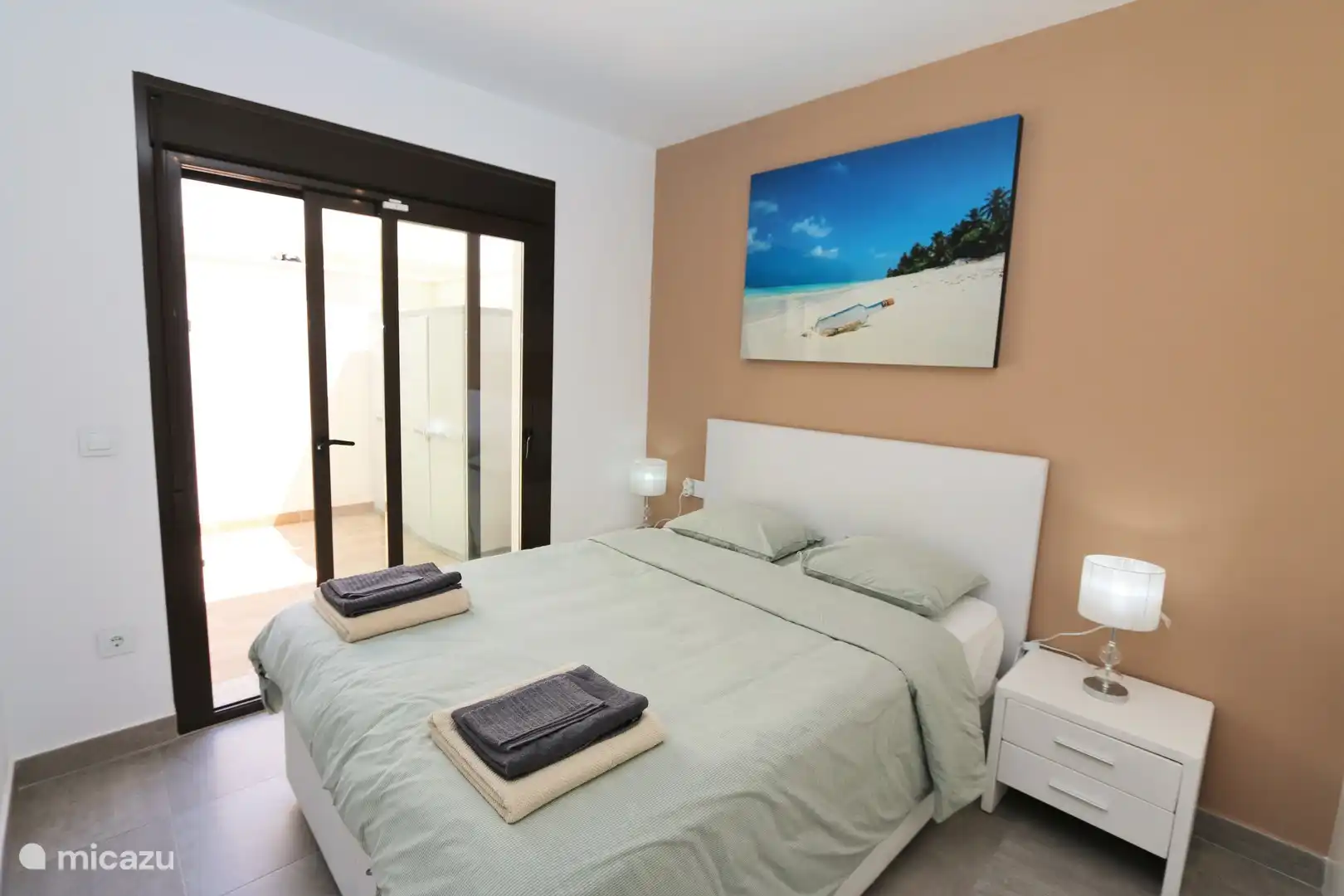 Schlafzimmer mit Doppelbett