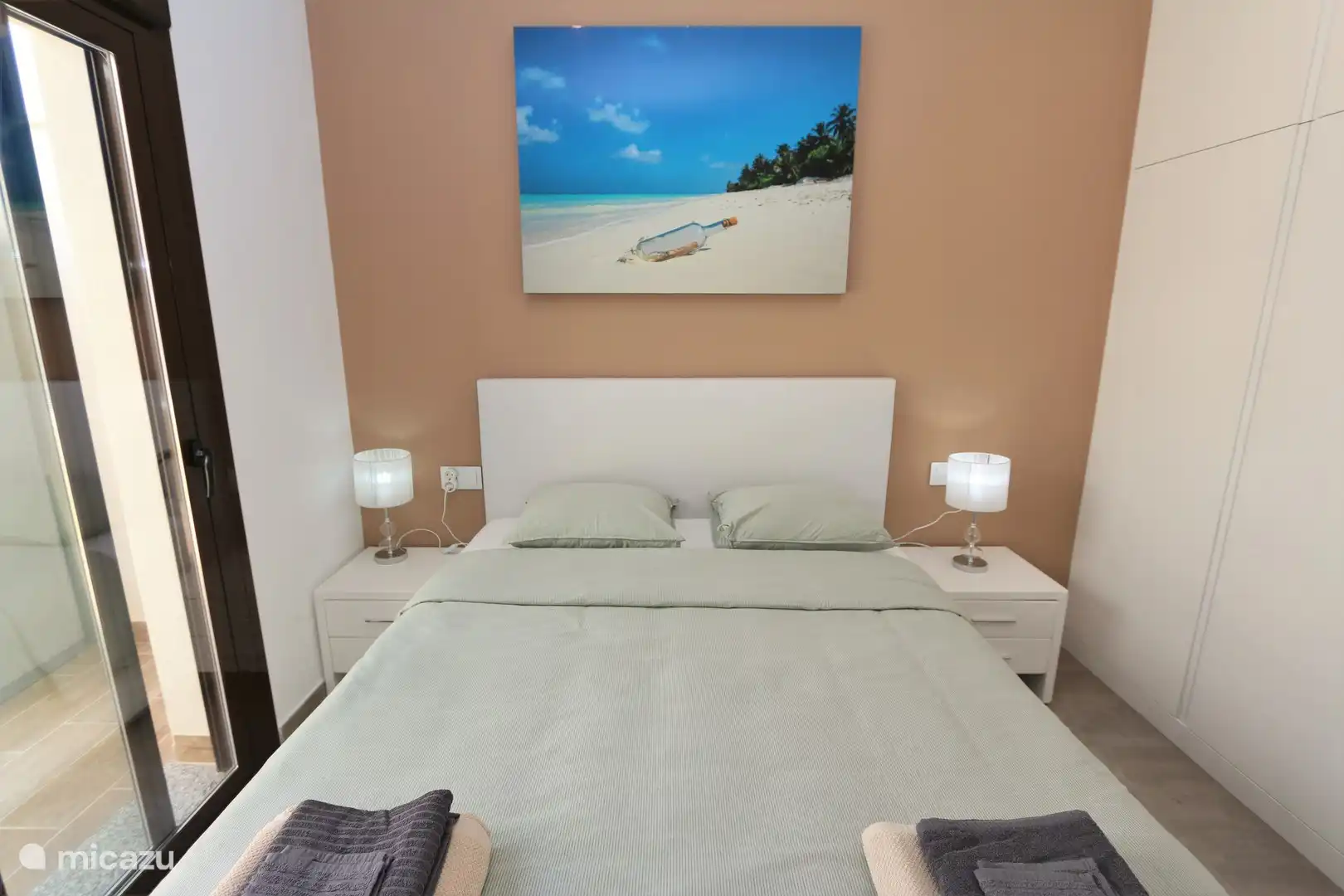 Schlafzimmer mit Doppelbett