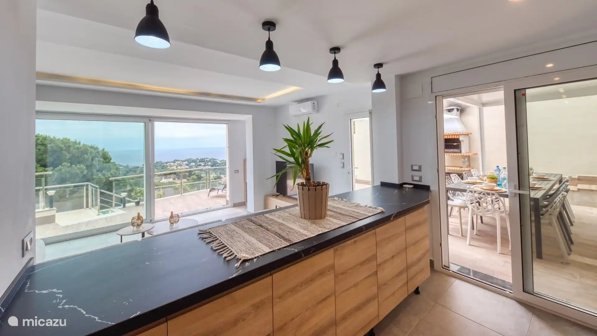 Treat yourself to a holiday in this luxury holiday home with spectacular views!