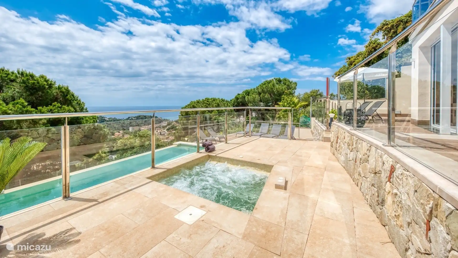 Treat yourself to a holiday in this luxury holiday home with spectacular views!