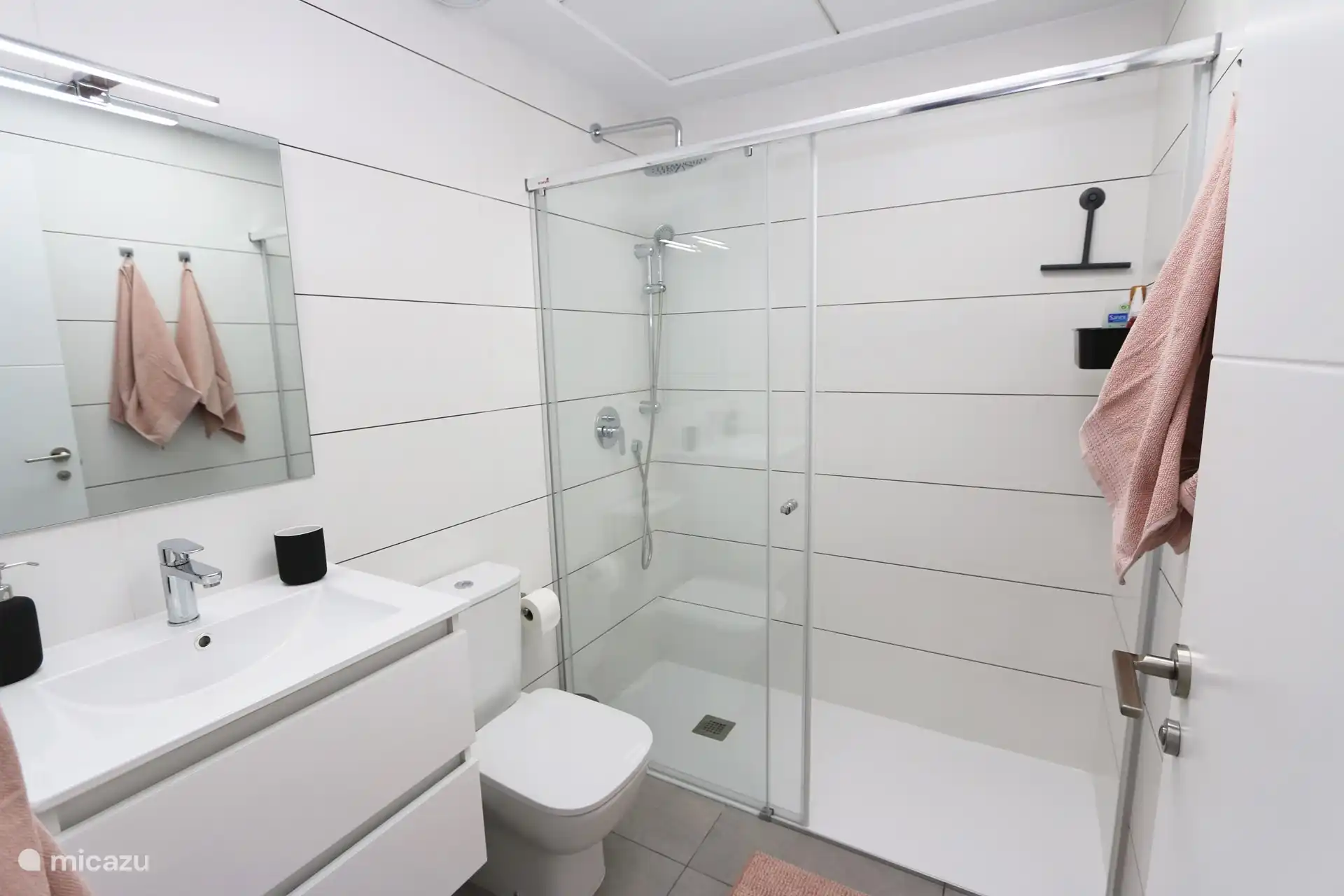 Salle de bain avec douche à l’italienne