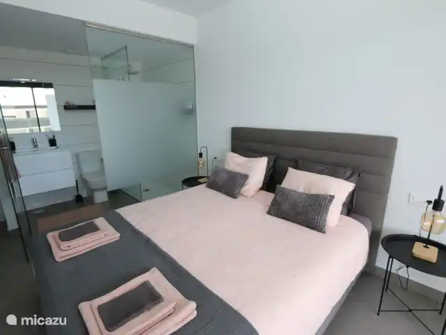 Zonnig appartement in Villamartin huren in Spanje, Costa Blanca, Villamartin - appartement Slaapkamer met tweepersoonsbed en badkamer
