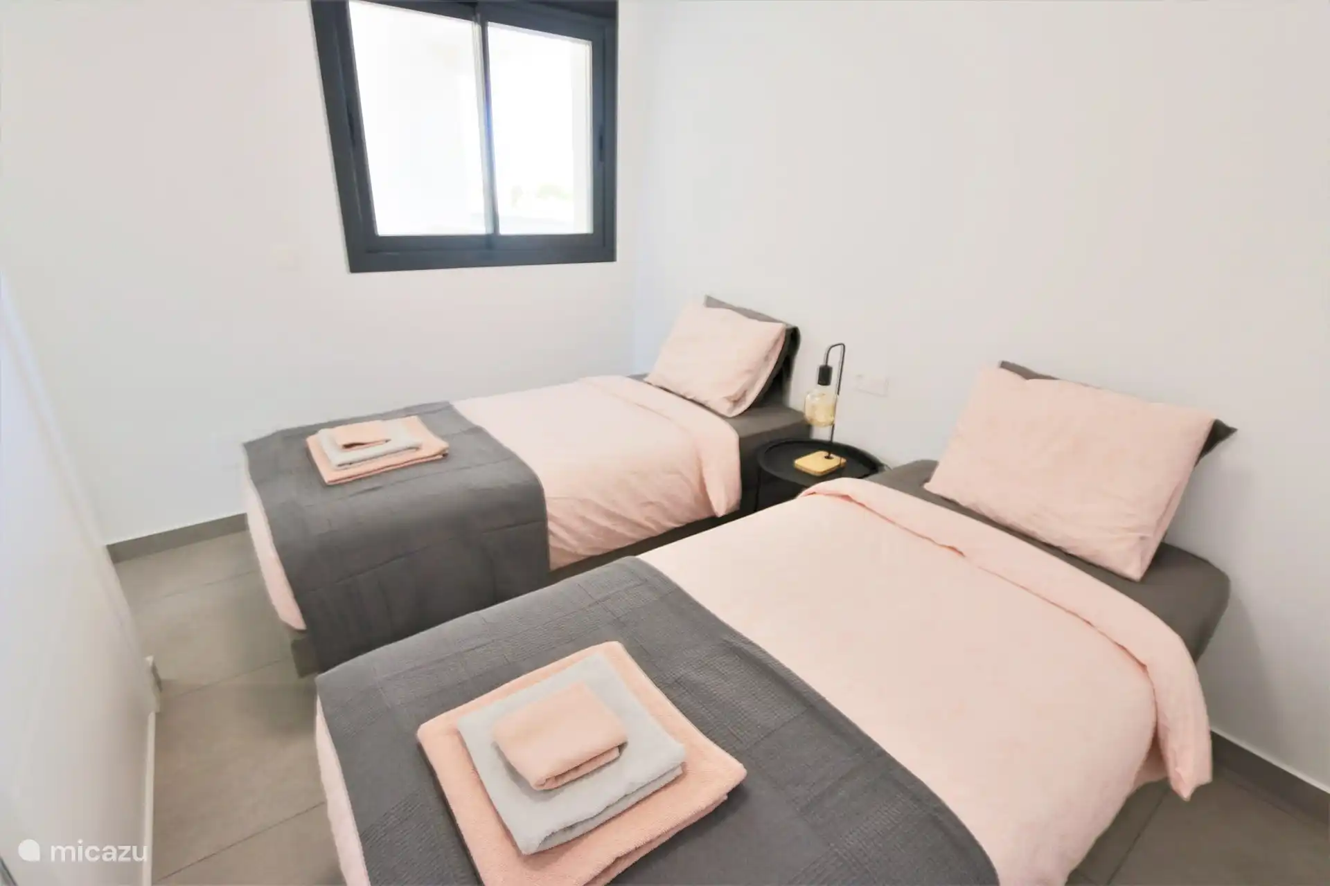 Chambre avec deux lits simples