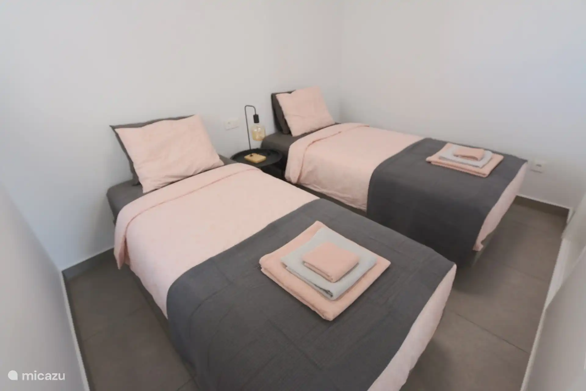 Chambre avec deux lits simples