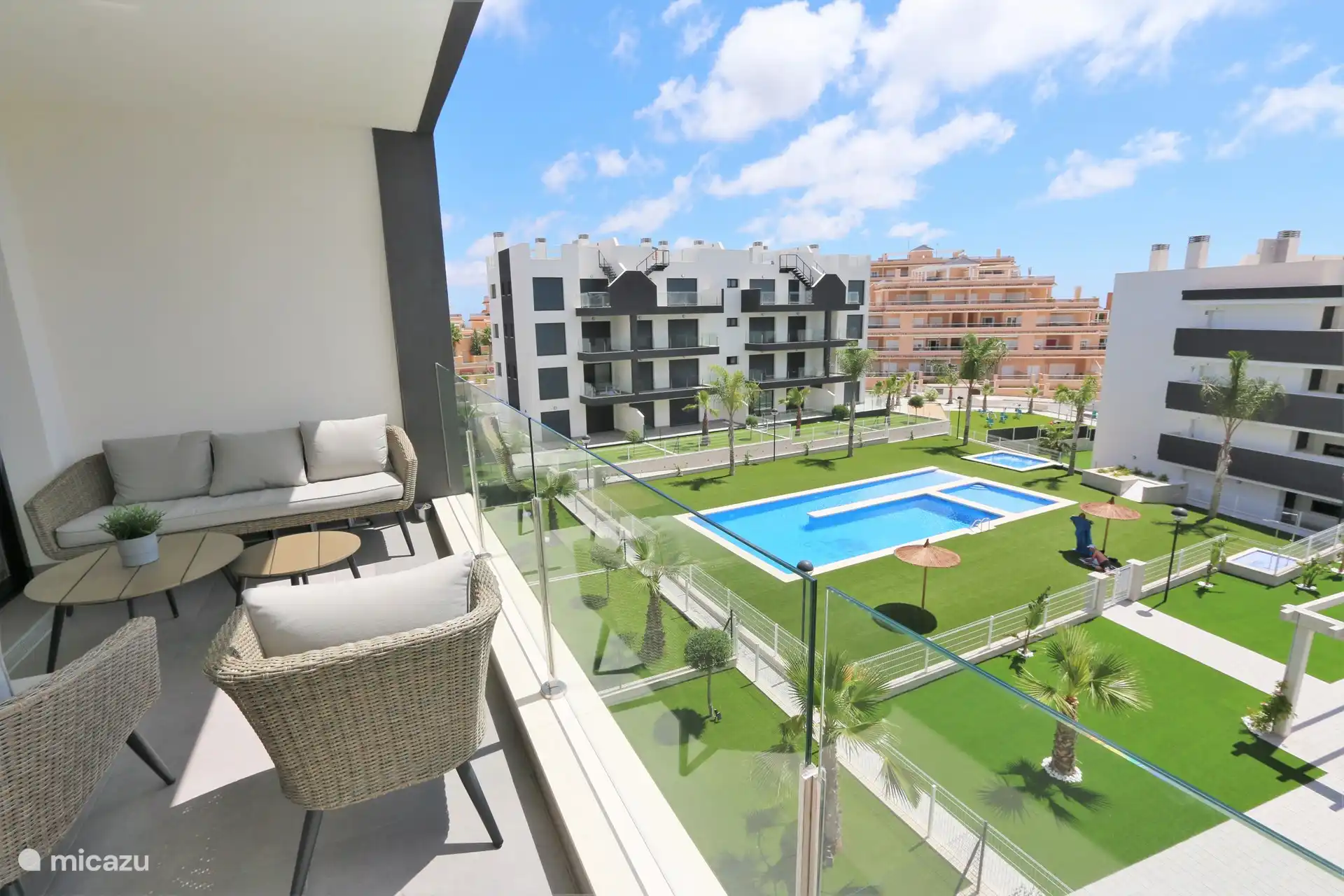 Vue sur la piscine commune depuis le balcon