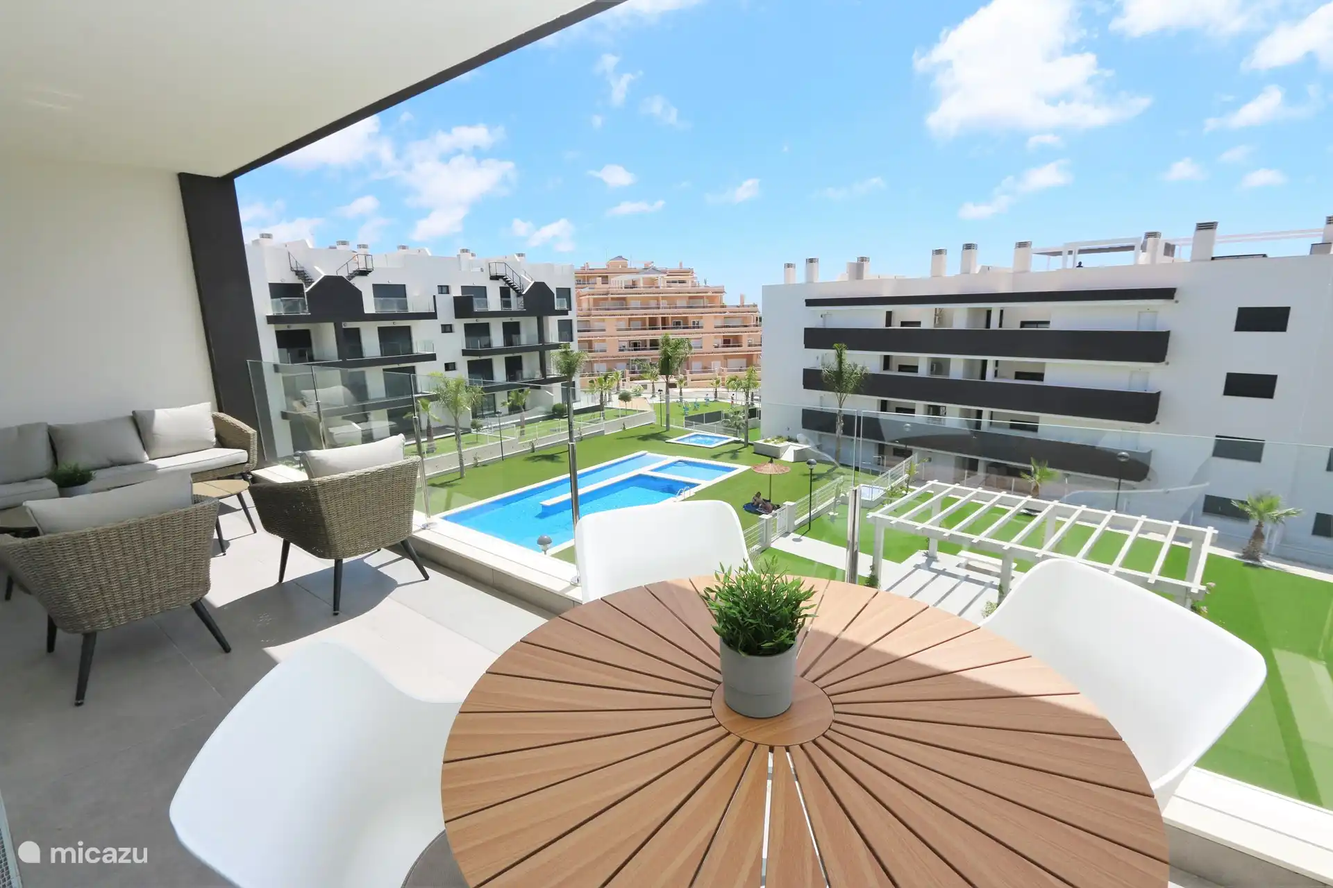 Vue sur la piscine commune depuis le balcon