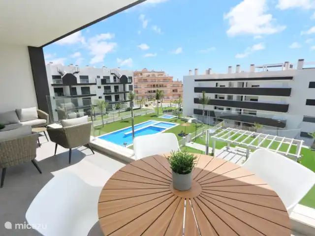 Zonnig appartement in Villamartin huren in Spanje, Costa Blanca, Villamartin - appartement Uitzicht op gezamenlijk zwembad vanaf balkon