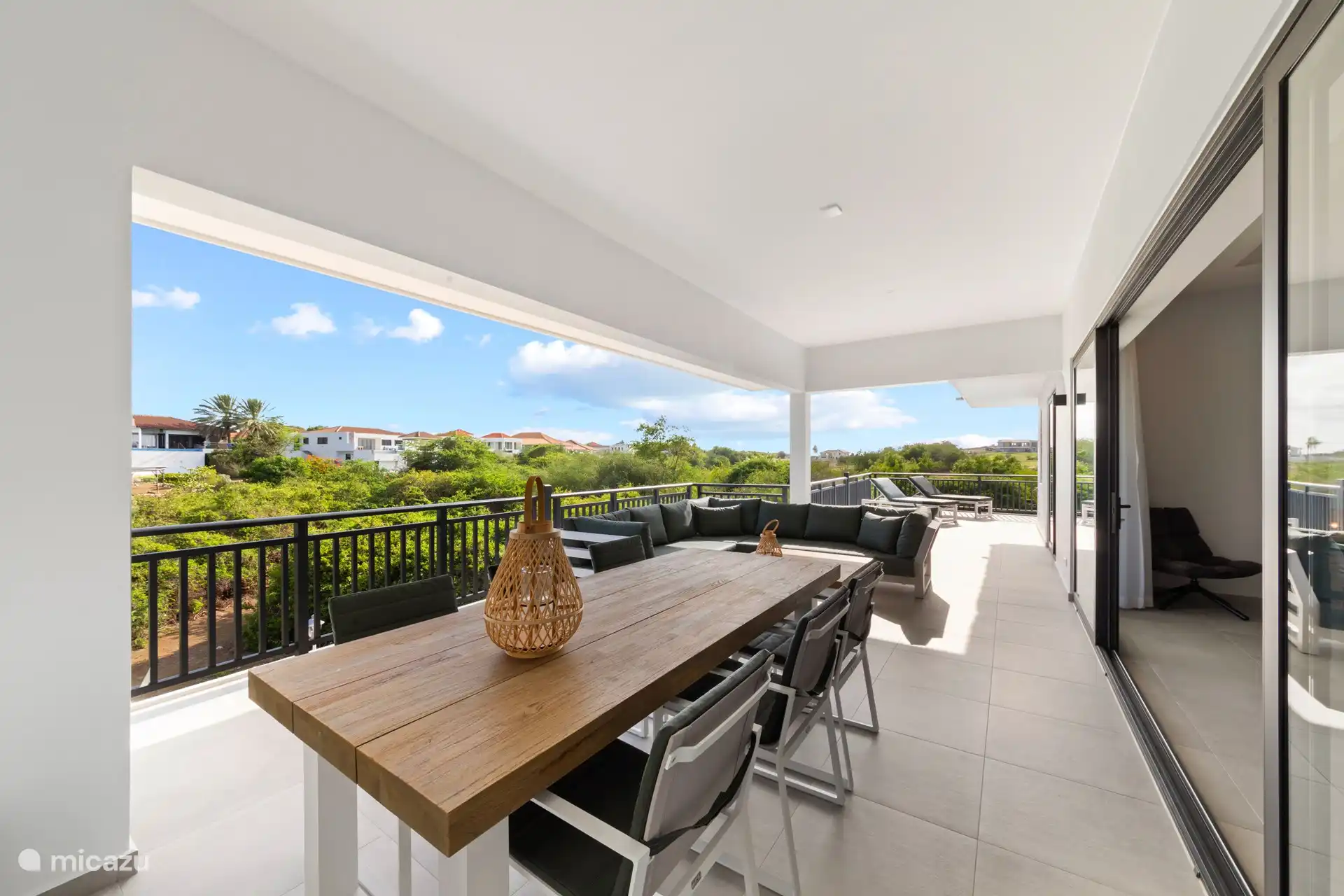 Very spacious terrace with large dining table