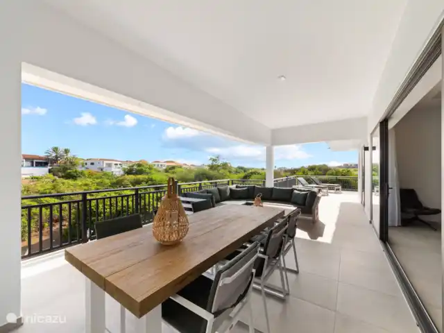 Nouveau! Penthouse de luxe @ Blue Bay | Curaçao, Curaçao-Centre, Blue Bay - penthouse Terrasse très spacieuse avec grande table à manger