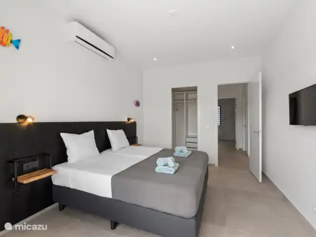 Nouveau! Penthouse de luxe @ Blue Bay | Curaçao, Curaçao-Centre, Blue Bay - penthouse Chambre des maîtres avec grand walk-in, TV et salle de bain attenante