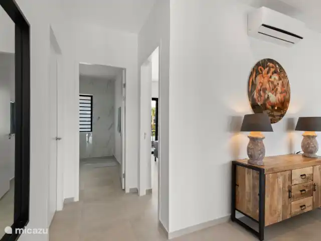 Nouveau! Penthouse de luxe @ Blue Bay | Curaçao, Curaçao-Centre, Blue Bay - penthouse Du salon, vous marchez vers les deux autres chambres