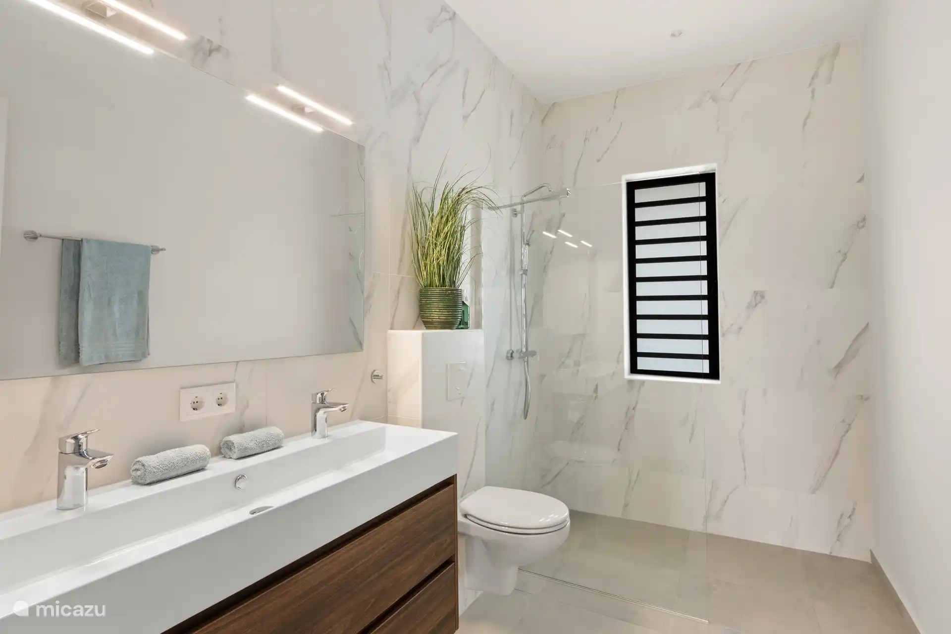 Shared very spacious bathroom for bedroom 1 and 2