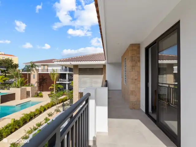Nouveau! Penthouse de luxe @ Blue Bay | Curaçao, Curaçao-Centre, Blue Bay - penthouse Par les chambres 2 et 3, vous avez accès au balcon à l’arrière avec vue sur l’une des piscines.