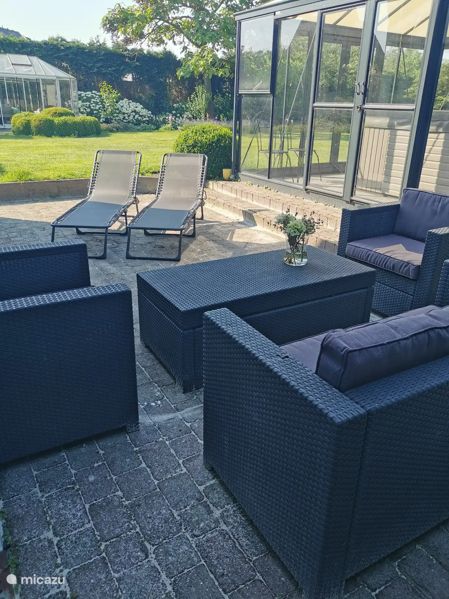 Su propia terraza privada orientada al sur con tumbonas y sala de estar 