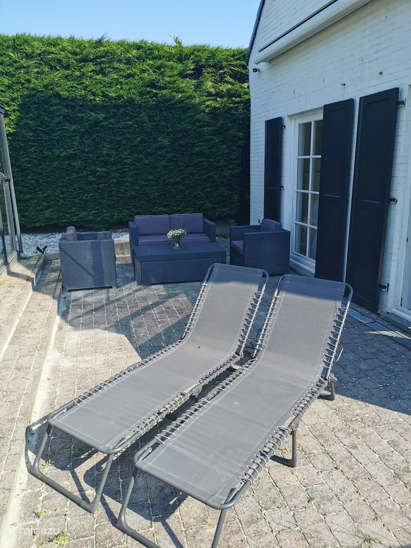 Si hay demasiado sol en la terraza, puede utilizar el toldo grande