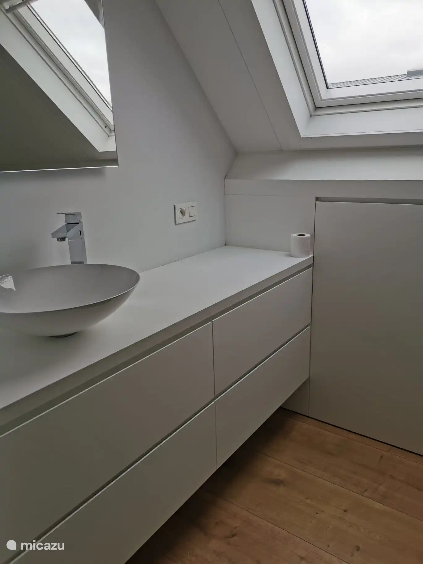 Cuarto de baño con ducha a ras de suelo