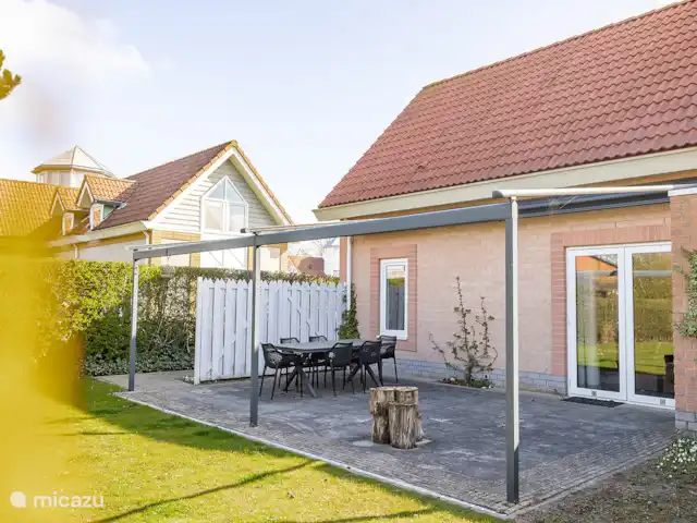 Casa de vacaciones Noordzee Boulevard 32 en Países Bajos, Zelanda, Kamperland - casa vacacional Amplia terraza con toldo de accionamiento automático