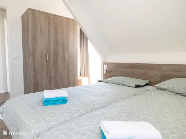 Casa de vacaciones Noordzee Boulevard 32 en Países Bajos, Zelanda, Kamperland - casa vacacional Segundo dormitorio con amplio armario