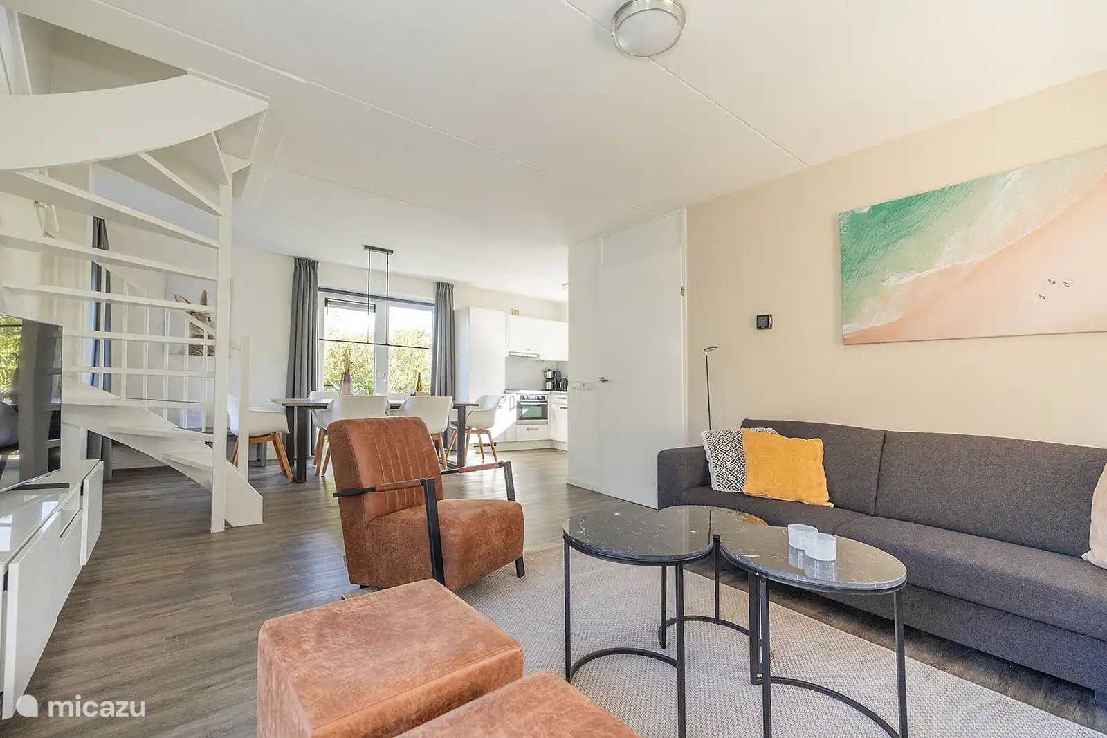 Salon avec cuisine ouverte avec belle lumière du jour