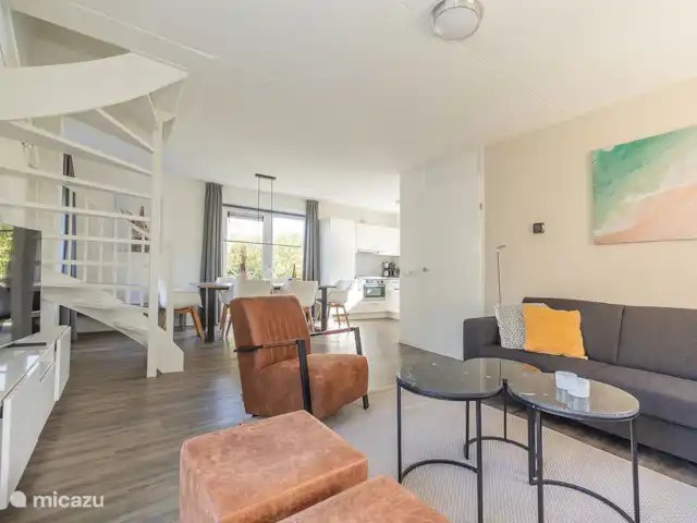 Casa de vacaciones Noordzee Boulevard 32 en Países Bajos, Zelanda, Kamperland - casa vacacional Sala de estar con cocina abierta con hermosa luz natural