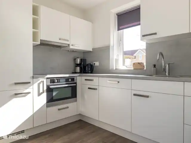 Casa de vacaciones Noordzee Boulevard 32 en Países Bajos, Zelanda, Kamperland - casa vacacional Cocina equipada con todos los electrodomésticos. Tanto el café de filtro como las tazas de café son posibles.