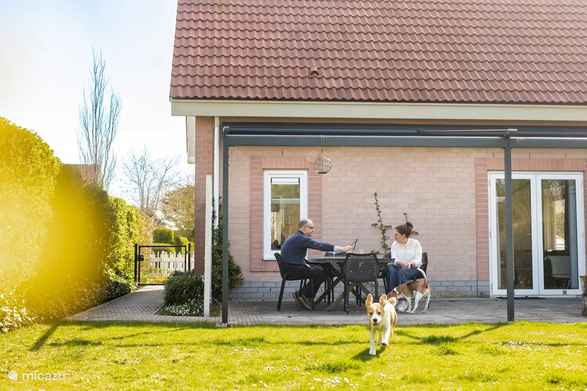 Profitez du jardin entièrement clôturé.