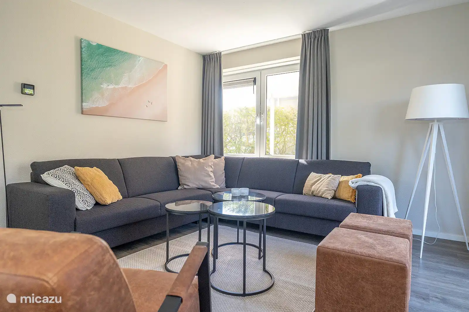 Coin salon avec beaucoup de lumière du jour