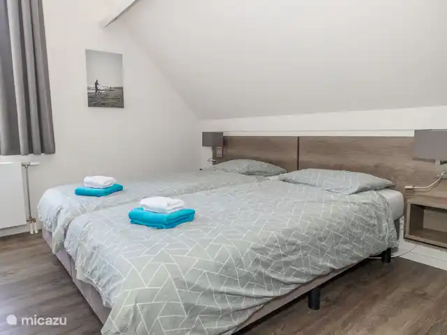 Casa de vacaciones Noordzee Boulevard 32 en Países Bajos, Zelanda, Kamperland - casa vacacional Dormitorio principal con lámparas de lujo y televisión.