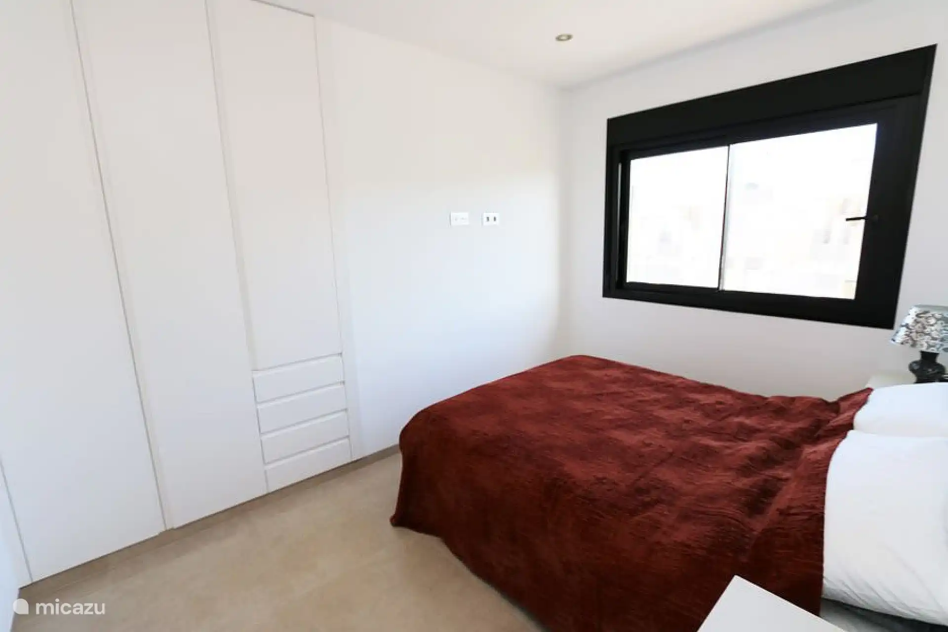 Dormitorio con cama doble