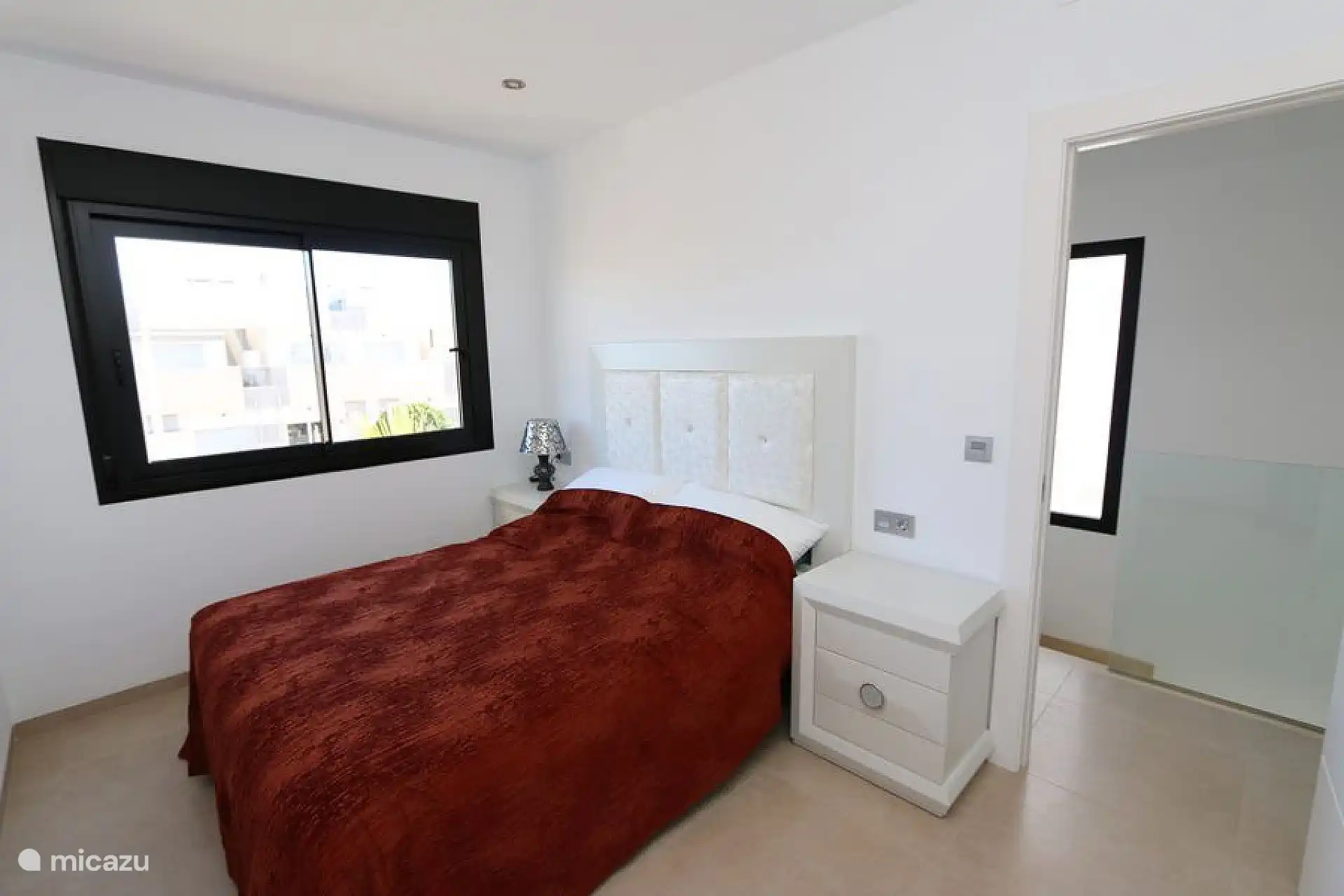 Dormitorio con cama doble