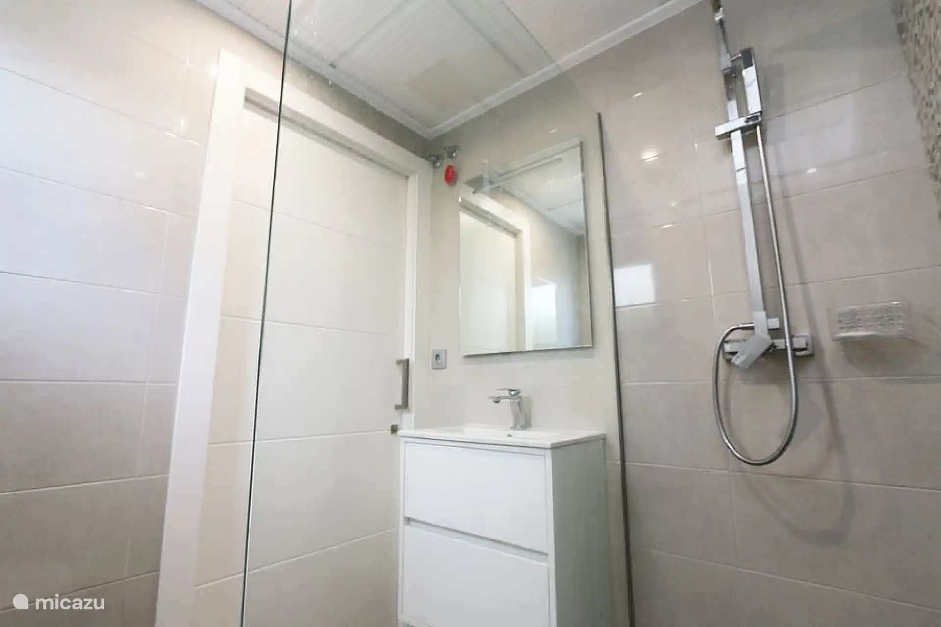 Cuarto de baño con ducha a ras de suelo