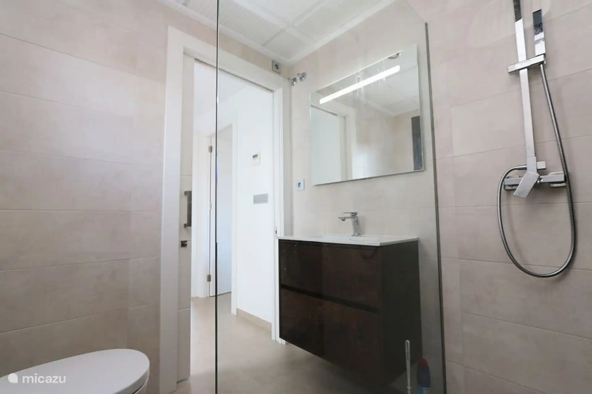 Cuarto de baño con ducha a ras de suelo